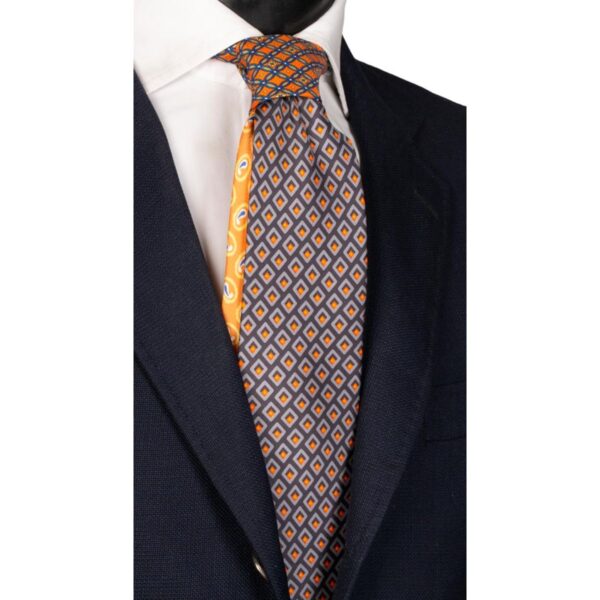 Cravatta-Stampa-Grigia-Fantasia-Arancione-Nodo-in-Contrasto-Arancione-Fantasia-N2520