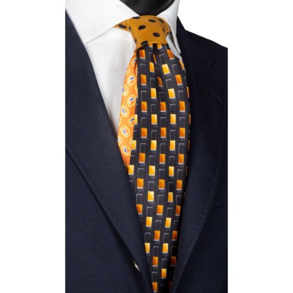 Cravatta-Stampa-Grigio-Scuro-Fantasia-Gialla-Nodo-in-Contrasto-Giallo-Pois-Blu-N2177